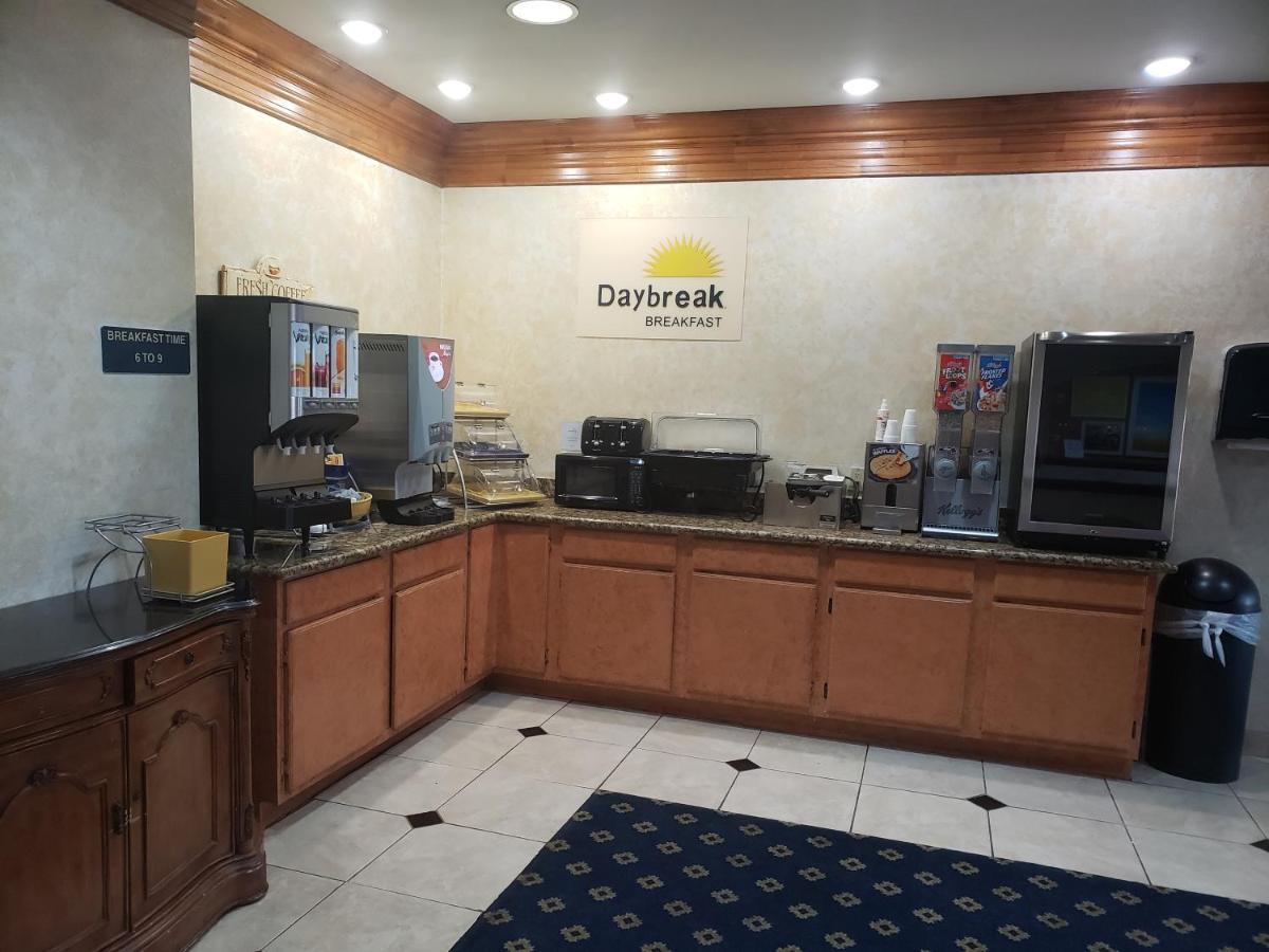 Days Inn & Suites By Wyndham Cleburne Tx Exterior foto
